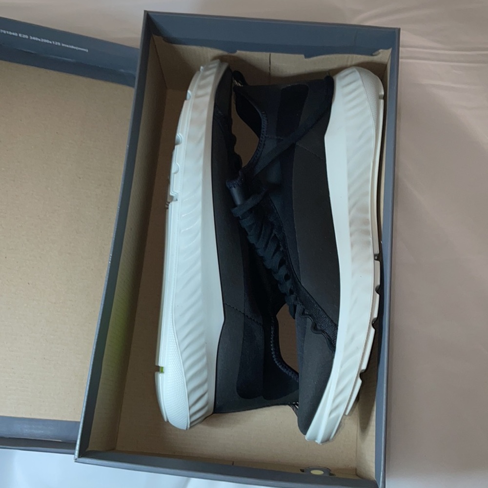 ECCO SHOES NEW SIZE 10-10.5, very comfy, last one!
